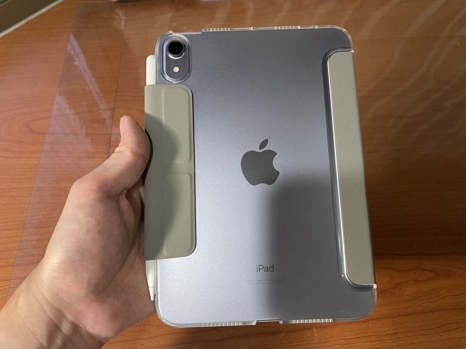 Featured image of post 【嗡嗡開箱 #18】Apple - iPad mini 6 + Apple Pencil 2 + UNIQ Camden 抗菌磁吸設計帶支架多功能極簡透明保護套 | 不專業開箱文