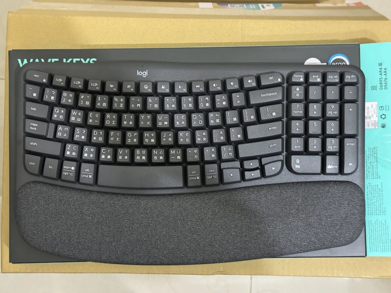 【嗡嗡開箱 #22】羅技 – Wave Keys 人體工學鍵盤 (+ LIFT人體工學垂直滑鼠 & 贈品頸枕) 開箱 | 不專業開箱文